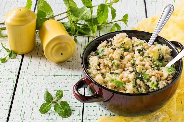 Schüssel mit Couscous-Avocado-Minze und Nüssen