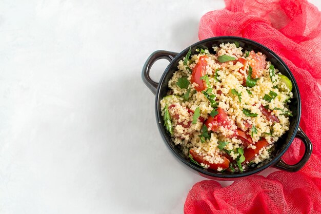 Schüssel mit Couscous-Gemüse und Kräutern