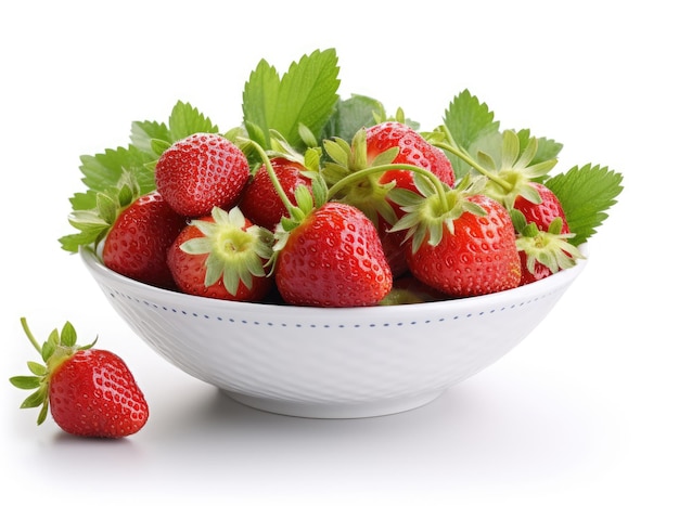 Schüssel mit Erdbeeren und grünen Blättern auf weißem Hintergrund