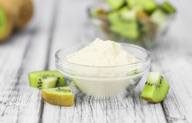 Schüssel mit frisch zubereitetem Kiwi-Pulver mit selektivem Fokus