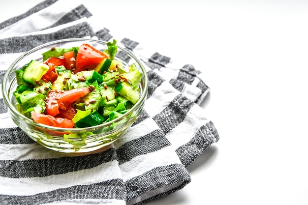 Schüssel mit frischem Salat mit Tomate, Gurke
