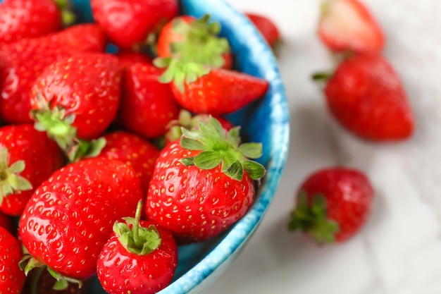 Schüssel mit frischen Erdbeeren auf Tischnahaufnahme