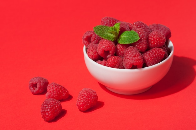 Schüssel mit frischen Himbeeren.