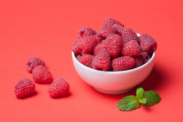 Schüssel mit frischen Himbeeren.