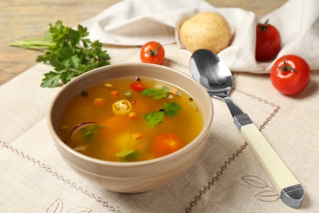 Schüssel mit frischer Gemüsesuppe auf Serviette