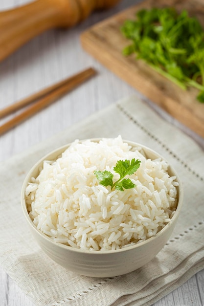 Schüssel mit gekochtem Reis auf dem Tisch