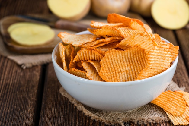 Schüssel mit geriffelten Kartoffelchips