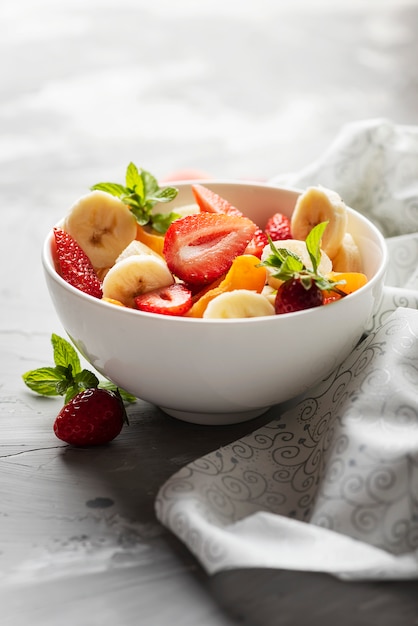 Schüssel mit gesundem frischem Obstsalat