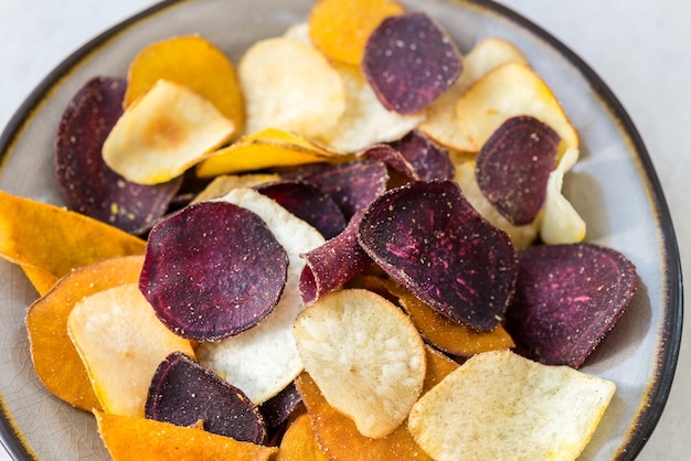 Schüssel mit gesundem Snack aus Gemüsechips wie Süßkartoffel