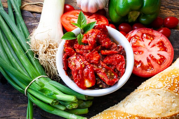 Schüssel mit getrockneten Tomaten