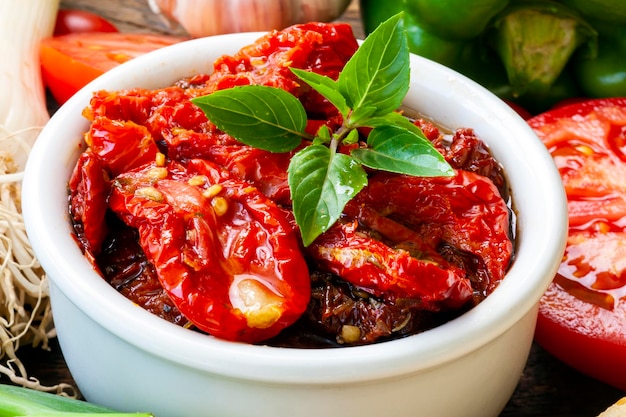 Schüssel mit getrockneten Tomaten