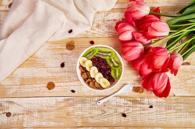 Schüssel mit Granola und Tulpe blüht Blumenstrauß