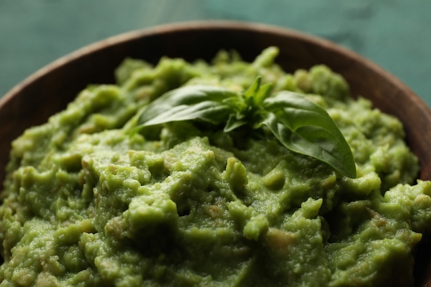 Schüssel mit Guacamole und Basilikum, Nahaufnahme