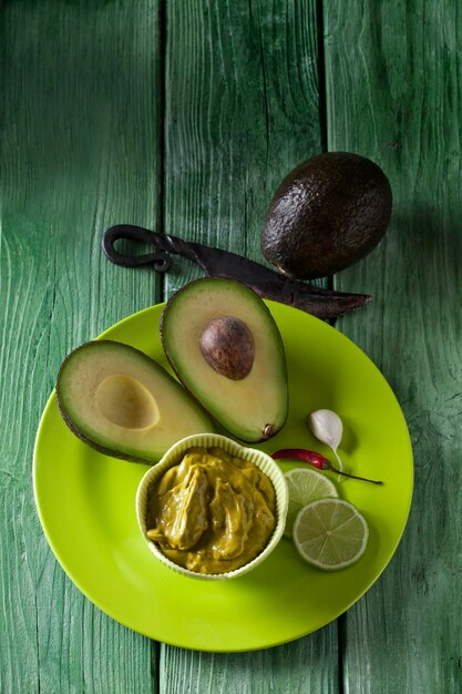 Schüssel mit Guacamole und Zutaten auf dem Teller