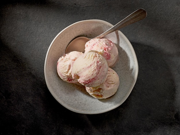 Foto schüssel mit hausgemachtem erdbeeren- und vanille-eiscreme