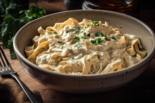 Schüssel mit hausgemachter Pasta mit reichhaltiger cremiger Sauce und Kräutern, hergestellt mit generativer KI