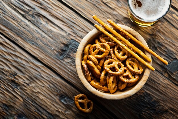 Schüssel mit kleinen Salzbrezeln auf dem Holztisch, selektiver Fokus