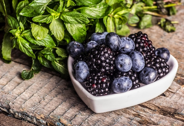 Schüssel mit köstlichen frischen Blaubeeren und Brombeeren