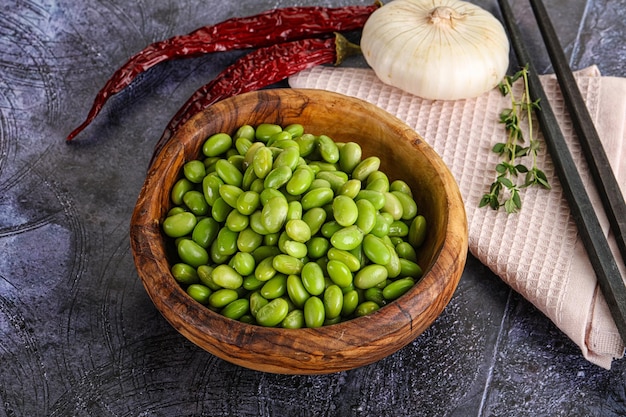 Schüssel mit köstlichen rohen Edamame-Bohnen