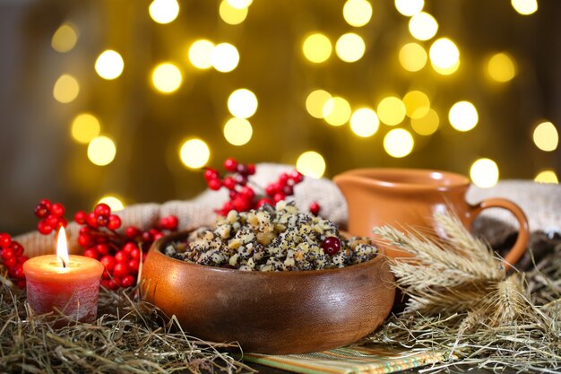 Schüssel mit Kutia - traditionelles süßes Weihnachtsessen in der Ukraine, Weißrussland und Polen, auf Holztisch, auf hellem Hintergrund