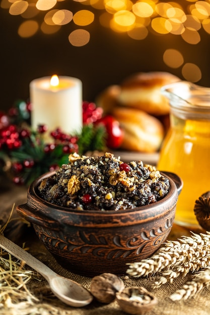 Schüssel mit Kutia Weihnachtssüßes Essen. Gekochter Weizenbrei. traditionelles slawisches Feiertagsritualgericht