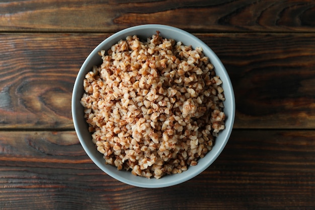 Schüssel mit leckerem Buchweizen auf Holztisch