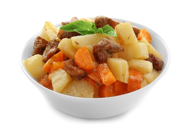 Schüssel mit leckerem Fleisch und Kartoffeln auf weißem Hintergrund