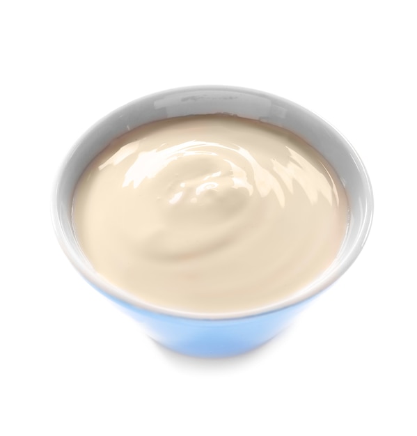 Schüssel mit leckerem Joghurt auf Weiß