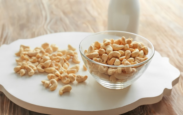 Schüssel mit leckeren Cashewnüssen auf dem Tisch