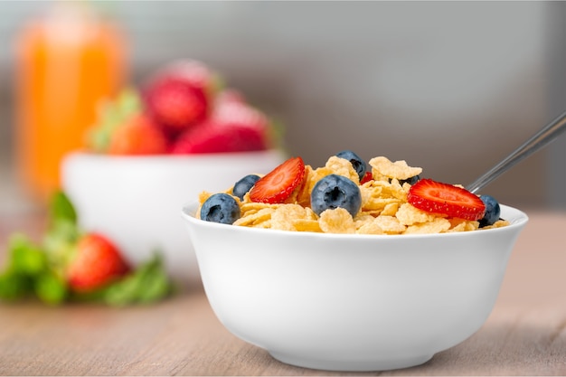 Schüssel mit leckeren Cornflakes im Hintergrund