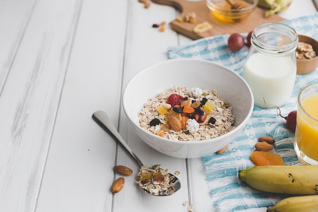 Schüssel mit Müsli in der Nähe von Gewürzen