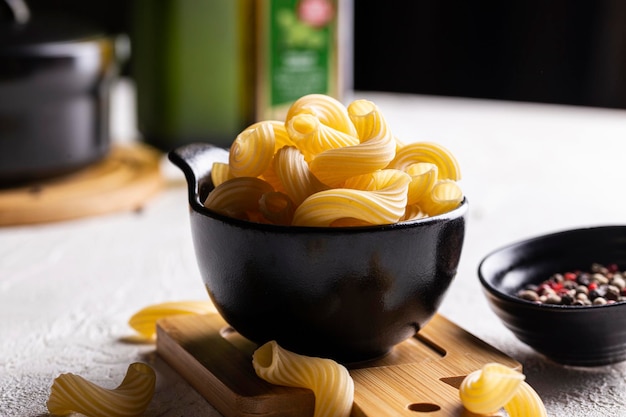 Foto schüssel mit nudeln vor dem kochen