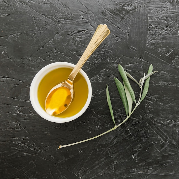Foto schüssel mit olivenöl und löffel