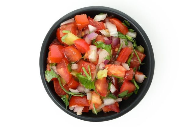 Schüssel mit Pico de Gallo isoliert auf weißem Hintergrund