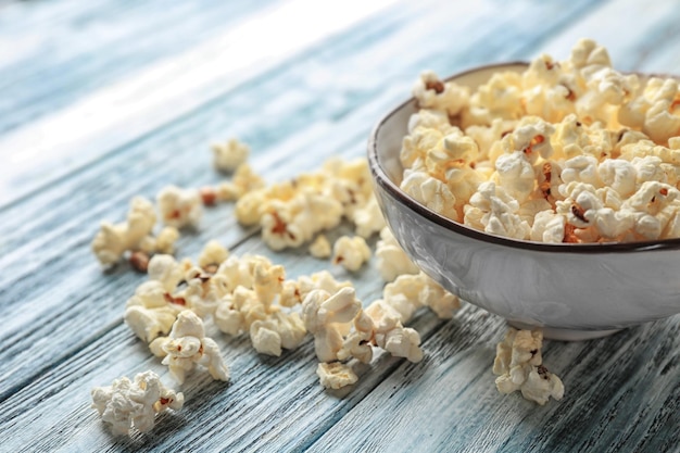 Schüssel mit Popcorn auf Holztisch