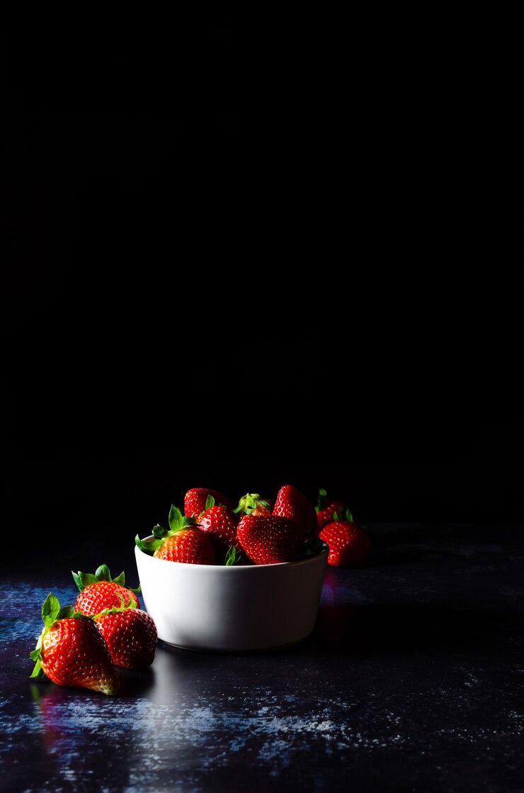 Schüssel mit reifen Erdbeeren
