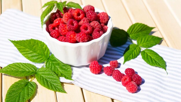 Schüssel mit reifen köstlichen Himbeeren