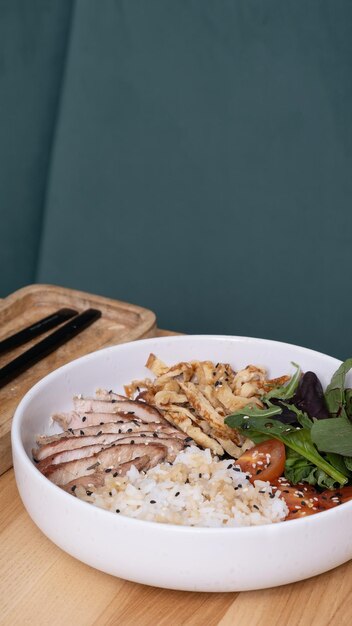 Schüssel mit Reis, Kalbfleisch und Gemüse auf dem Café-Tisch Ausgeglichenes Ernährungskonzept
