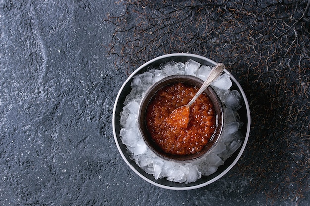 Schüssel mit rotem Kaviar