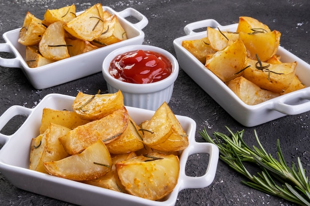 Schüssel mit rustikalen Brat- und Bratkartoffeln mit Rosmarin.