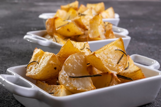 Schüssel mit rustikalen Brat- und Bratkartoffeln mit Rosmarin.