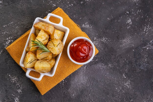 Schüssel mit rustikalen Brat- und Bratkartoffeln mit Rosmarin.