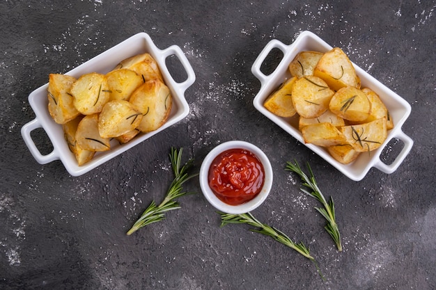 Schüssel mit rustikalen Brat- und Bratkartoffeln mit Rosmarin.