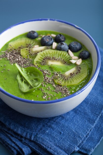 Schüssel mit Smoothie aus Gemüse und Blaubeeren