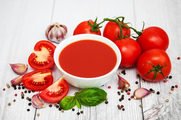 Schüssel mit Tomatensauce