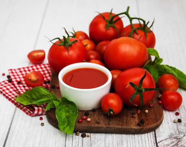 Schüssel mit Tomatensauce