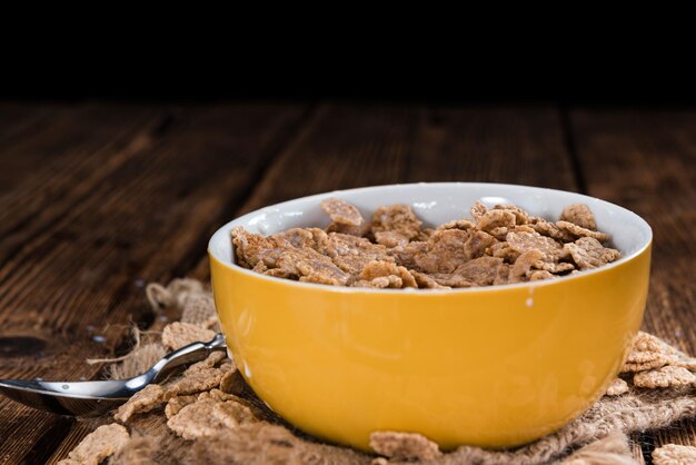 Schüssel mit Vollkorn-Cornflakes
