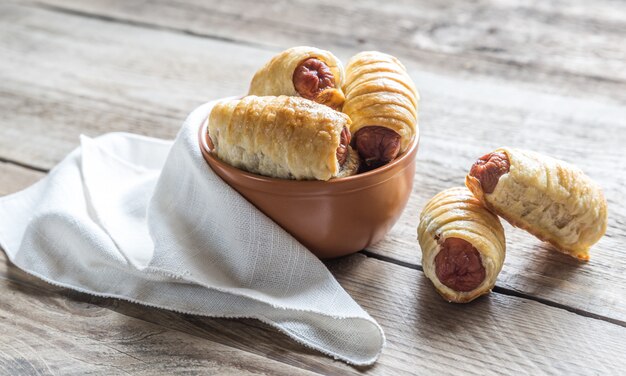 Schüssel mit Wurstbrötchen