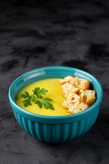 Schüssel mit Zwiebelsuppe und Croutons auf dem Tisch.