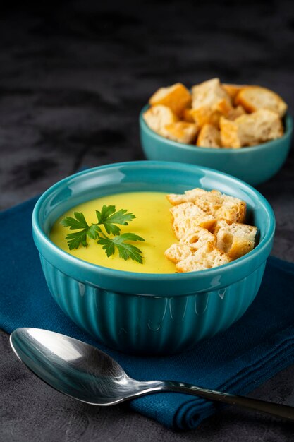 Schüssel mit Zwiebelsuppe und Croutons auf dem Tisch.